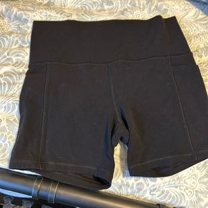 Athleta Salutation Stash Pocket 5in short